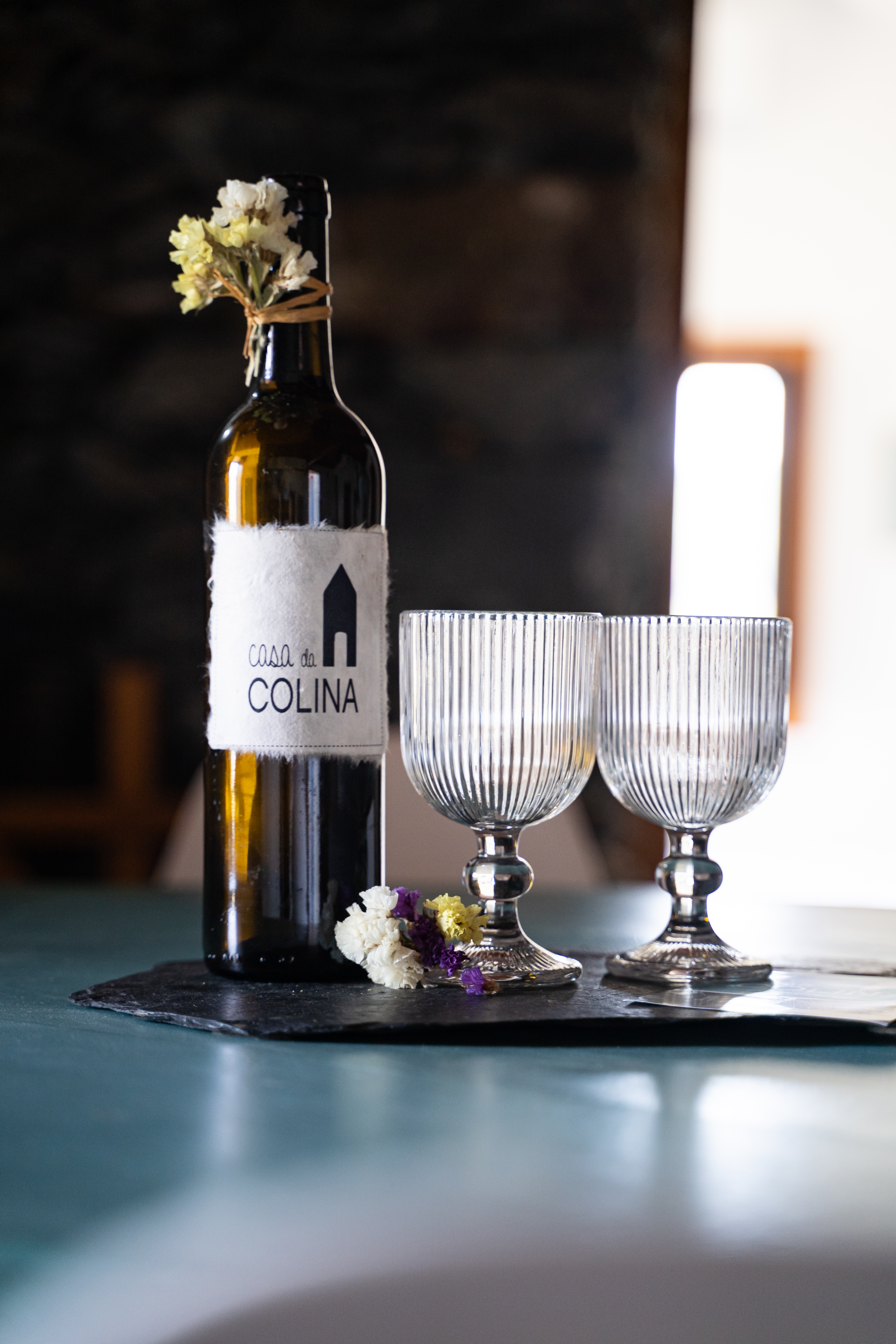 Garrafa de vinho Casa da Colina com dois copos