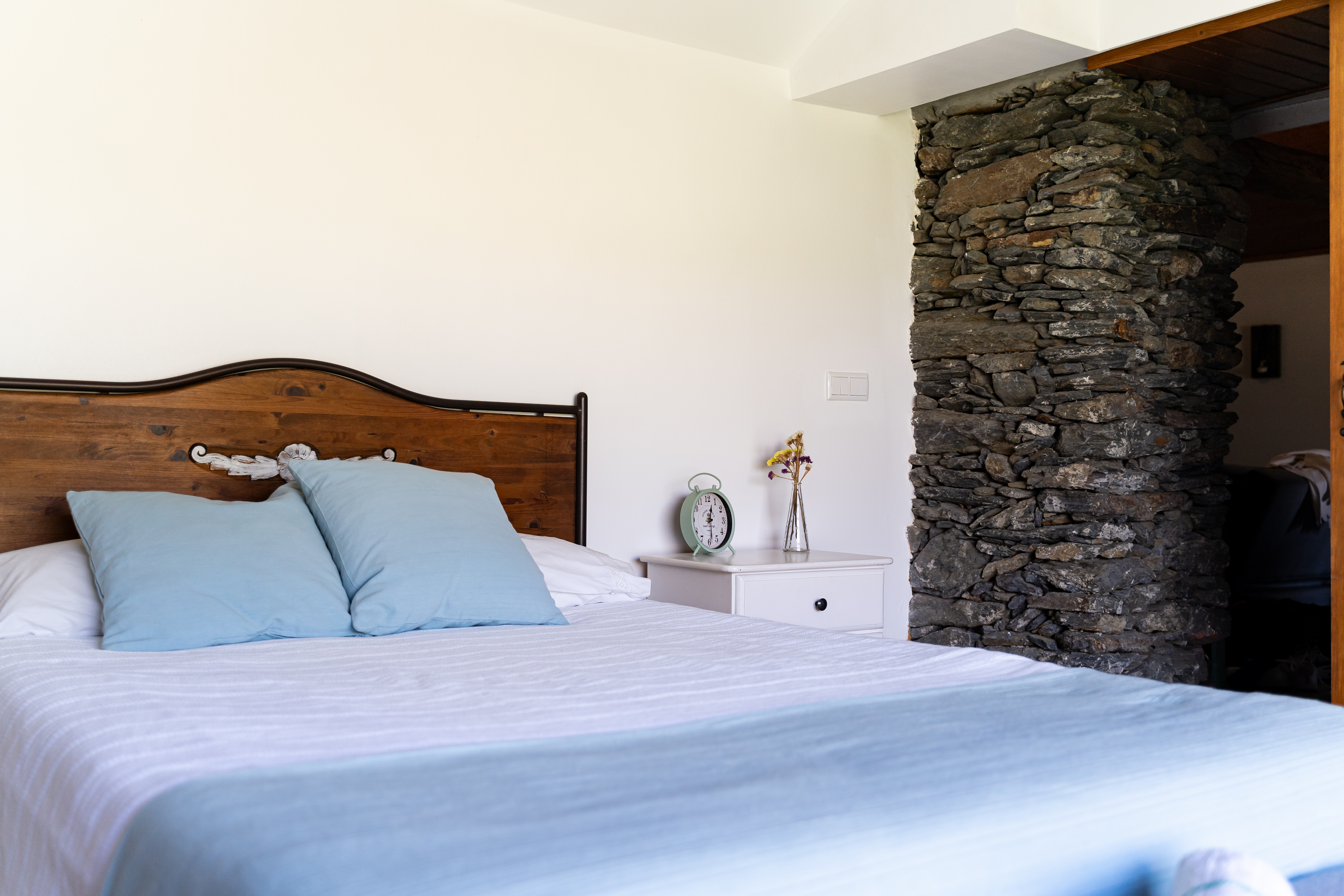 Quarto principal com parede de xisto