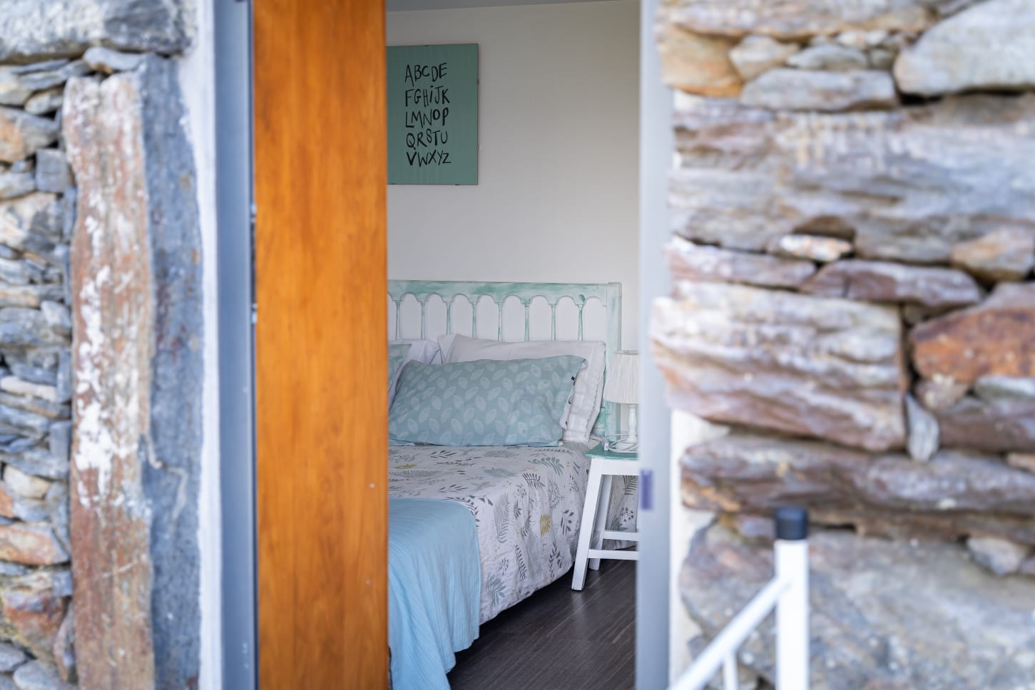 Quarto com cama e cadeira de verga